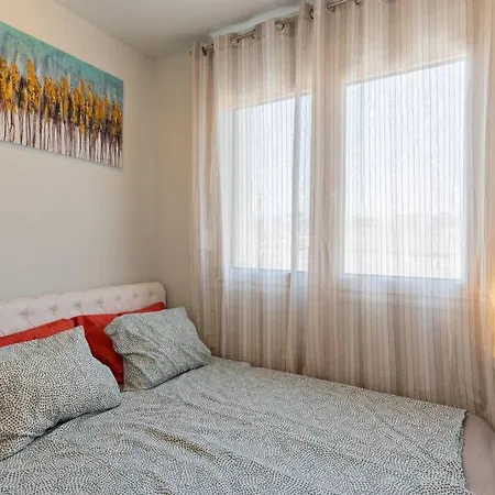 Leon Suite, Seafront Residence!