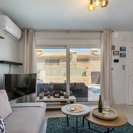 Leon Suite, Seafront Residence!