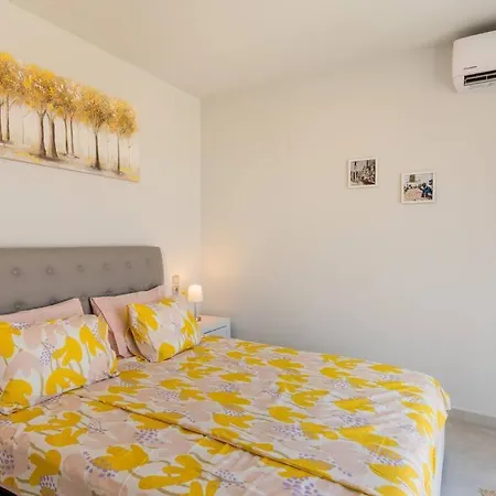 Leon Suite, Seafront Residence!